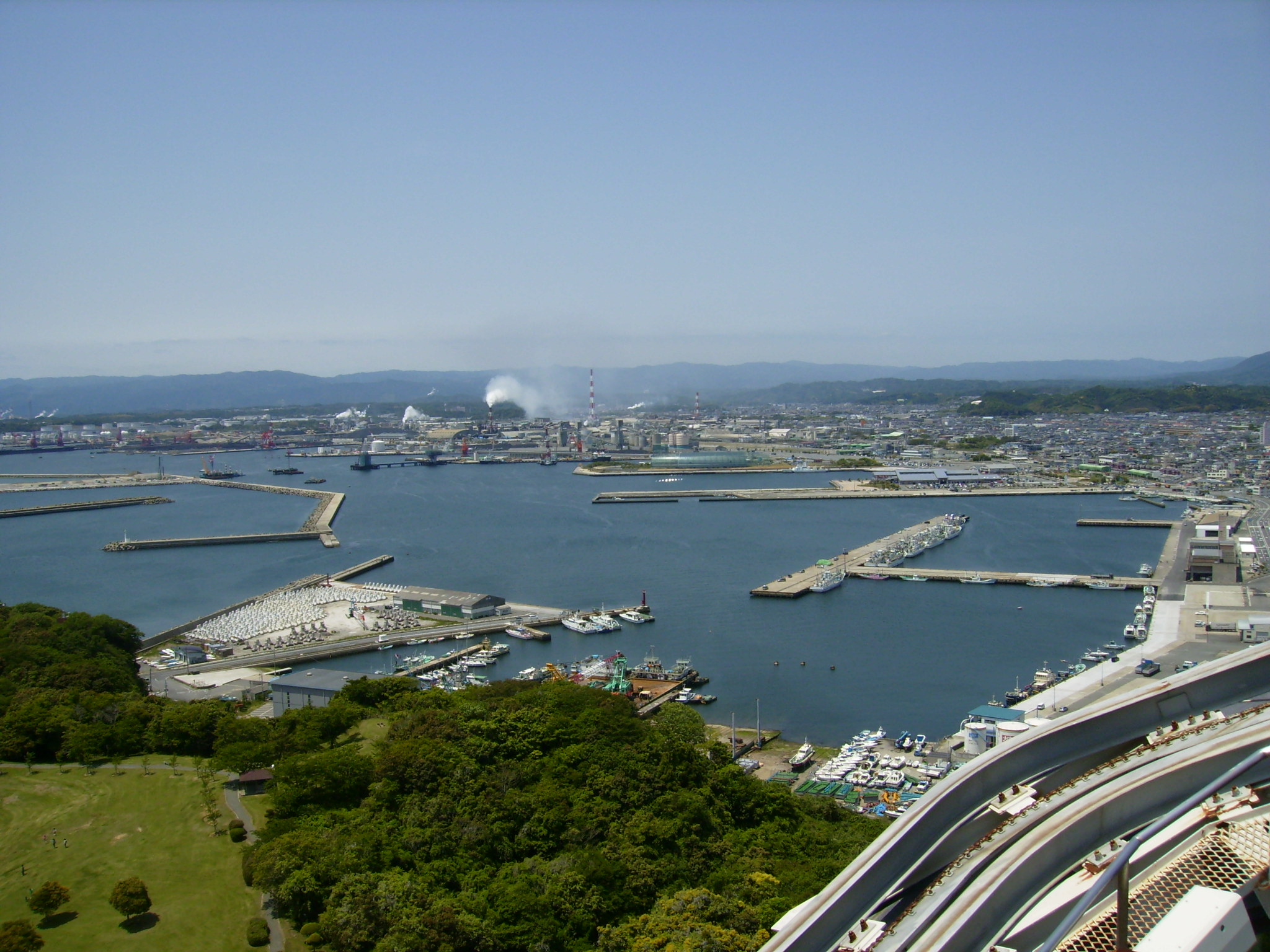 いわきマリンタワーから、小名浜港望む