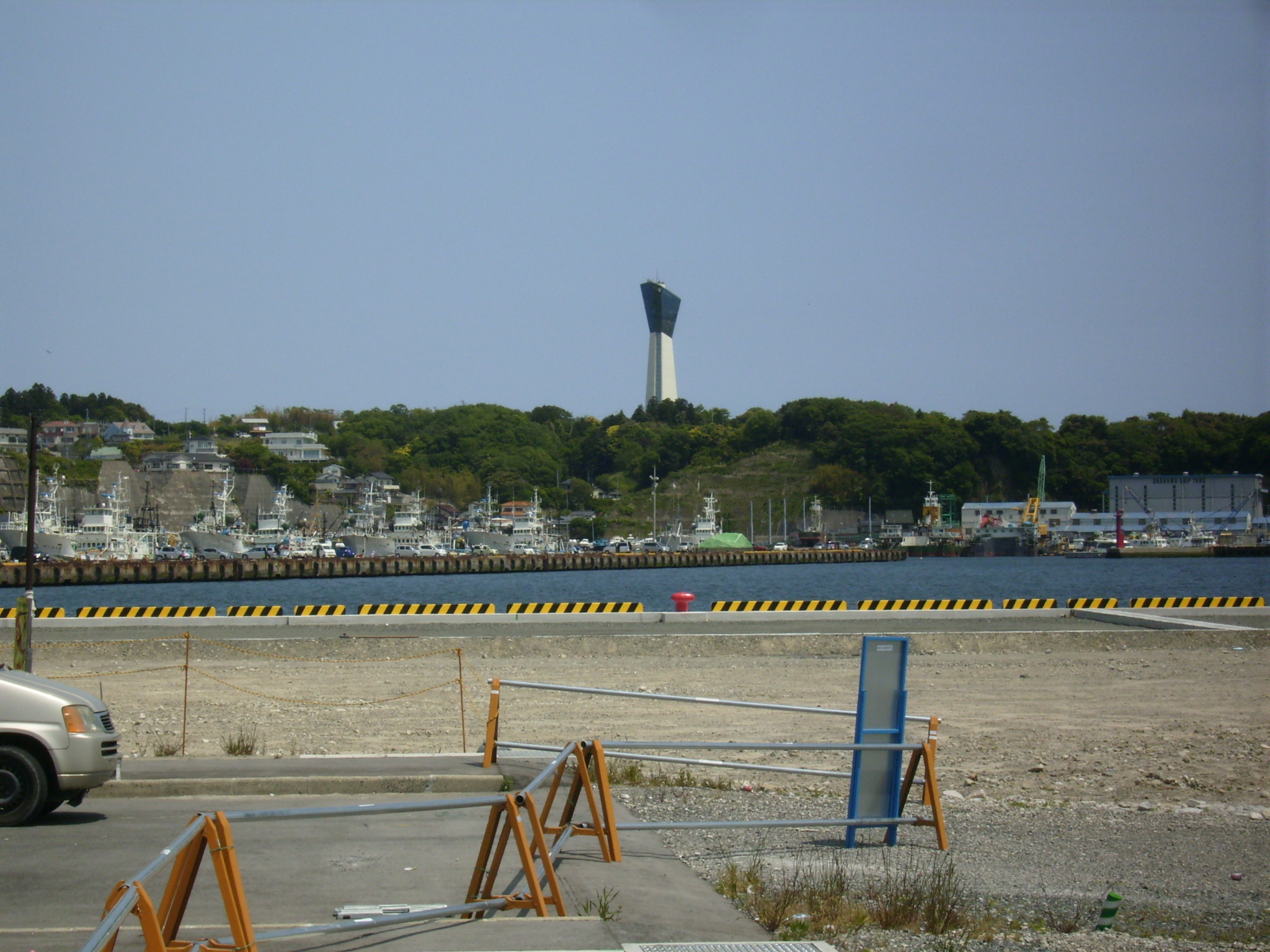 小名浜港から、いわきマリンタワー望む